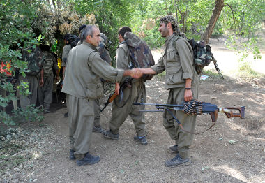 Registro fotográfico do PKK, Partido dos Trabalhadores Curdos, no Iraque, em 2013 *
