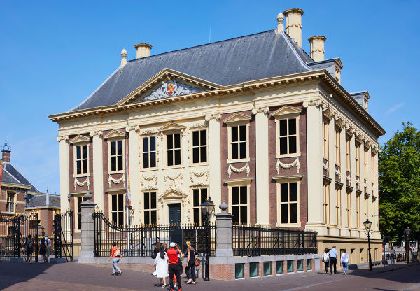 A casa de Maurício de Nassau, conhecida como Mauritshuis, foi convertida em uma galeria de arte.