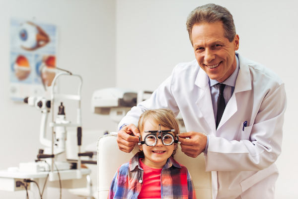 Além de exames de rotina, é fundamental procurar um oftalmologista sempre que ocorrerem alterações nos olhos e na capacidade de visão da criança.