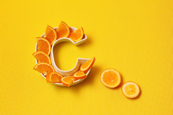 A vitamina C é encontrada, por exemplo, em frutas cítricas, como a laranja.