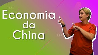 "Economia da China" escrito sobre fundo colorido ao lado da imagem da professora