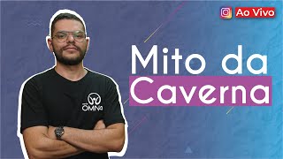 Professor ao lado do texto"Mito da Caverna".