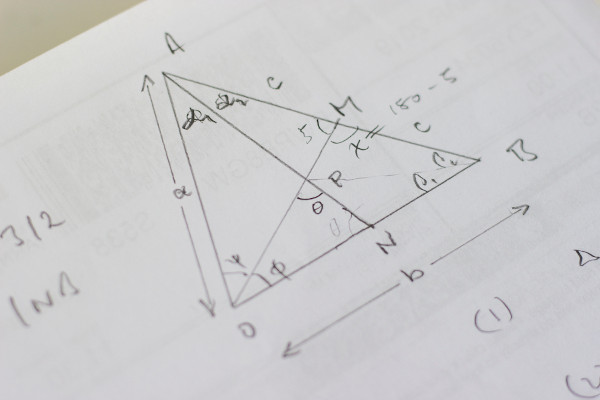 Calcule o valor de x na figura, sabendo que o maior ângulo é de 90