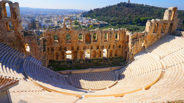 Em teatros a céu aberto como este, localizado na Grécia, eram encenados os textos dramáticos.