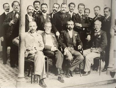 Alguns idealizadores da ABL, como Filinto de Almeida (o sétimo da esquerda para a direita), além de Olavo Bilac e Machado de Assis.