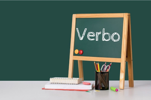 Quadro negro com a palavra "verbo".