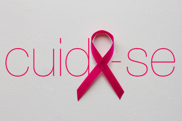 Laço rosa com a frase "Cuide-se" em referência ao câncer de mama.