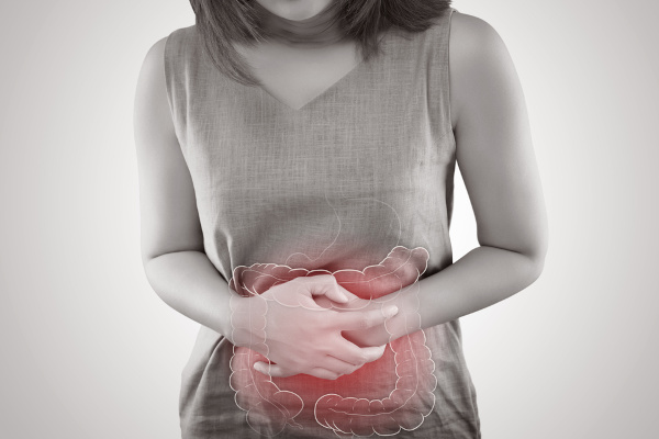 A retocolite ulcerativa pode causar dor abdominal, cólica e diarreia com sangue.