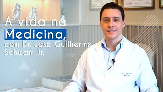 Dr. José Guilherme Schwam Jr.no programa Guia das Profissões, ao lado do escrito" A vida na Medicina, com Dr. José Guilherme Schwam Jr.".