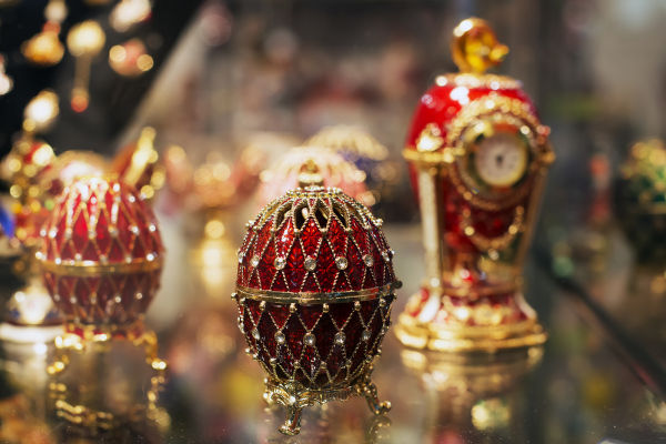 Os ovos de Fabergé se tornaram uma tradição bastante luxuosa entre os reis russos da dinastia Romanov. [1]