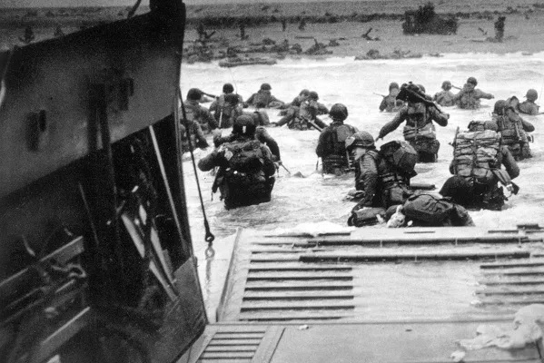 Desembarque de soldados americanos na praia de Omaha durante o Dia D, em 6 de junho de 1944.