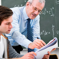 Professor ajudando aluno na atividade