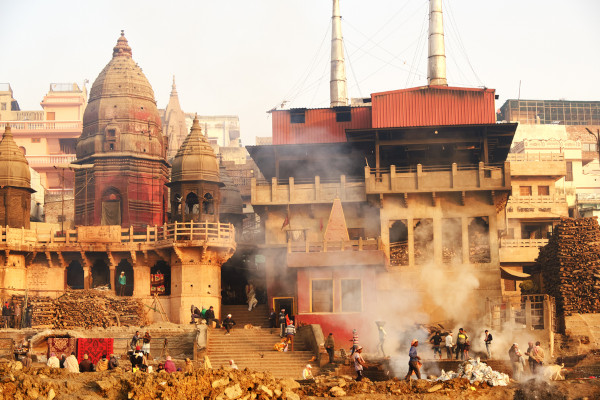 Ritual de cremação às margens do Ganges, em Varanasi, Índia. [2]