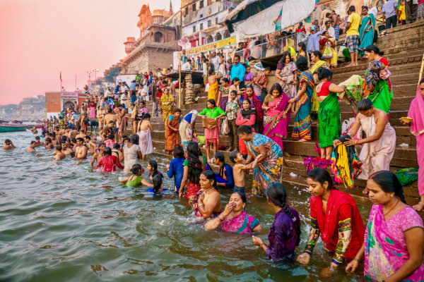  Hindus em ritual sagrado às margens do Ganges, em Varanasi, Índia. [1]