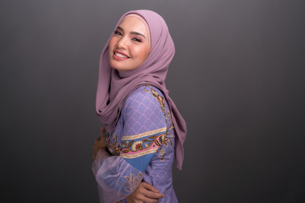 Mulher muçulmana utilizando o hijab, lenço que cobre o cabelo e que é tradicional na religião islâmica.