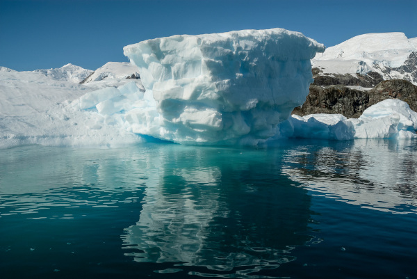 Imagem de um iceberg no Oceano Glacial Antártico.