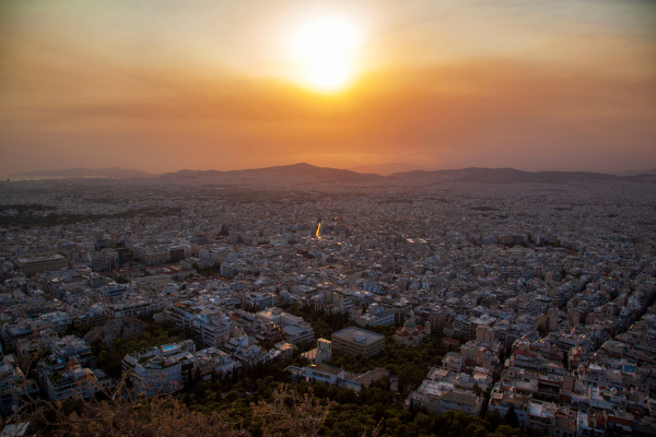 Cidade de Atenas, na Grécia, recoberta pela fumaça dos incêndios florestais em agosto de 2021.[2]
