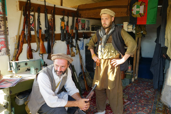 Integrantes do Talibã com seu armamento.