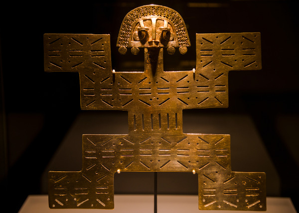 Artefato de ouro da Era Pré-Colombiana da América, localizado no Museu do Ouro, Bogotá, Colômbia.[1]
