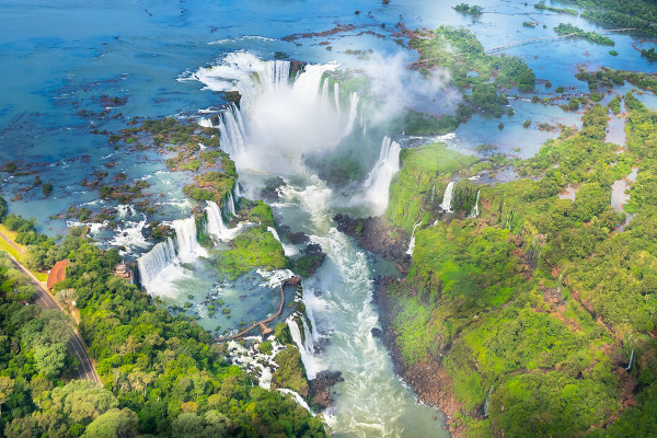 Vista aérea das cataratas do Iguaçu, no sul do Brasil