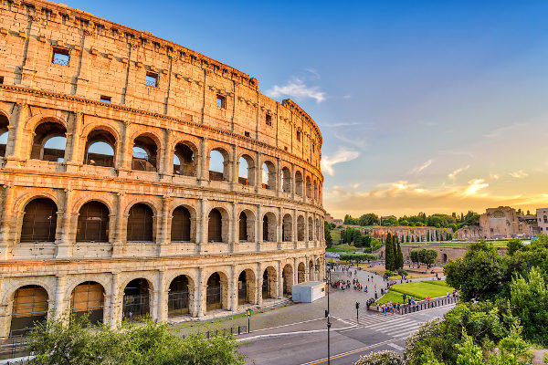 Vista de parte do Coliseu, em Roma, na Itália