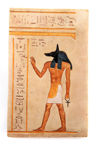 Anúbis era um deus egípcio representado com rosto de chacal e conhecido por ser o deus dos mortos e da mumificação.