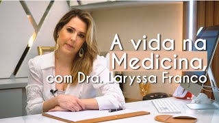 "A vida na Medicina, com a Dra. Laryssa Franco" escrito sobre imagem da professora Laryssa sentada em uma cadeira