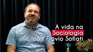 "A vida na Sociologia, com Flávio Sofiati" escrito sobre imagem do sociólogo Flávio Sofiati