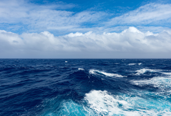 O La Niña ocorre quando os ventos alísios sopram com intensidade sobre o oceano Pacífico, deslocando a camada de água quente para o oeste.