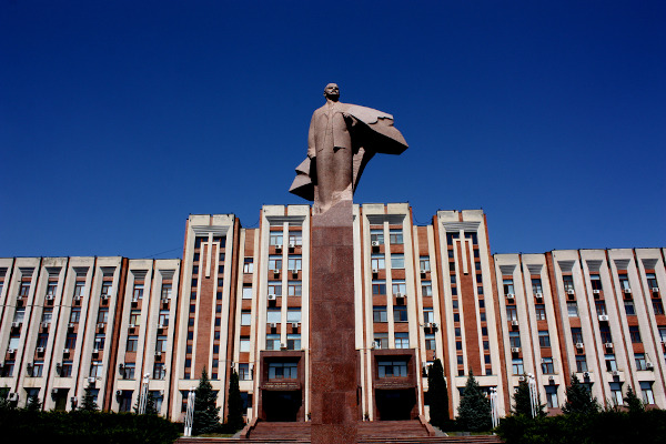Edifício na cidade de Tiraspol, considerada capital da Transnístria. [3]