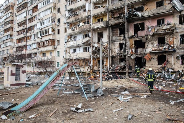 Edifício residencial destruído pela Rússia na capital da Ucrânia, Kiev, em 25 de fevereiro de 2022.