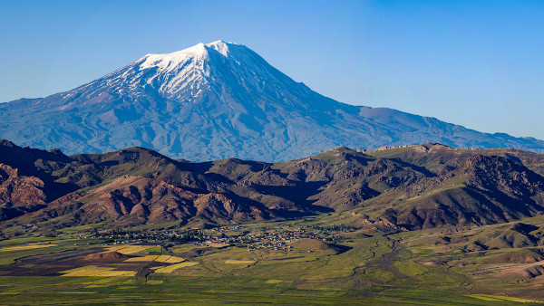   Vista do monte Ararate (ao fundo), ponto culminante da Turquia.