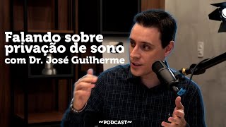 "Falando sobre privação de sono com Dr. José Guilherme" escrito sobre imagem do Dr. José Guilherme falando ao microfone