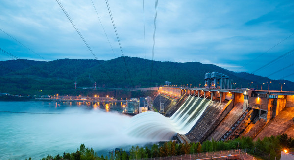 Vista da barragem de uma hidrelétrica durante o processo de descarga de água.