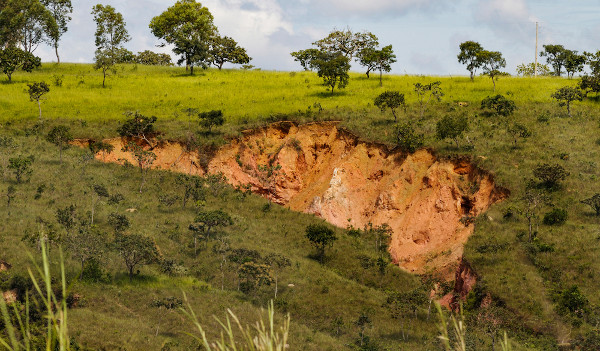 Erosão do tipo voçoroca em Alexânia, no estado de Goiás, em setembro de 2016.