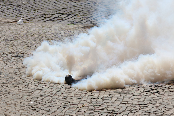 Explosão de uma granada contendo gás lacrimogêneo.