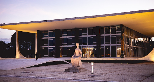 Fachada do prédio do Supremo Tribunal Federal, um dos órgãos do Poder Judiciário do Brasil. [3]