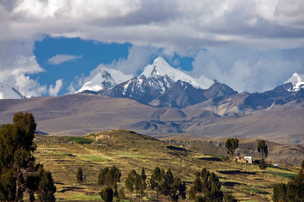 Paisagem natural da Bolívia em que se observa a região do Altiplano e também parte dos Andes.