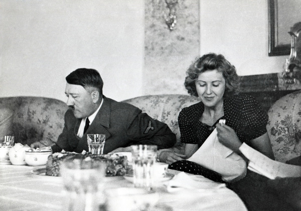 Retrato de Adolf Hitler e Eva Braun jantando em Berchtesgaden, na Alemanha.
