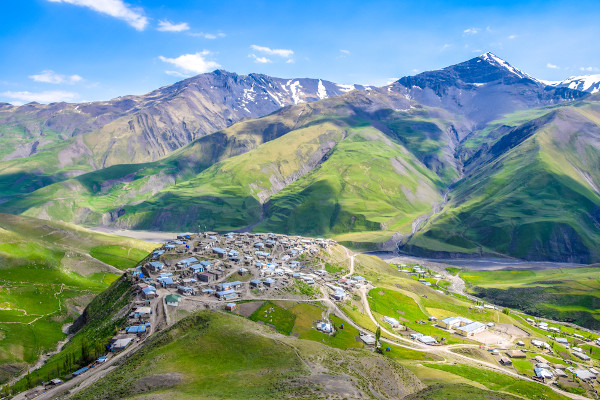 Vista das montanhas do Cáucaso no Azerbaijão.