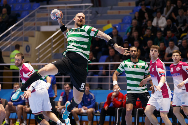 Jogador fazendo um arremesso em uma partida de handebol na Ucrânia.