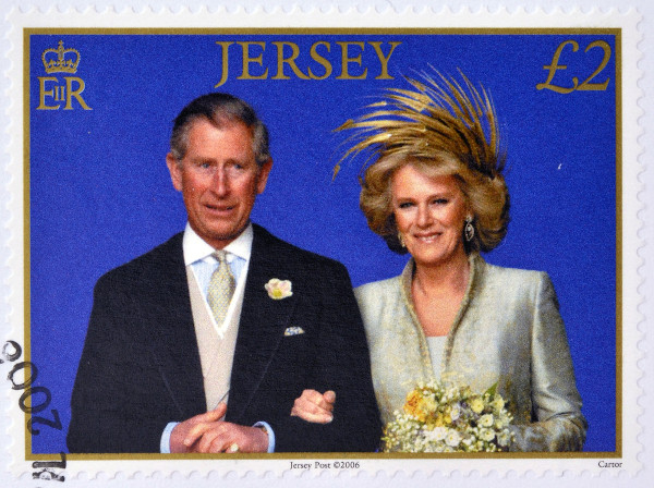 Selo impresso em Jersey comemorando o casamento de Charles, então príncipe de Gales, e Camilla Parker Bowles, por volta de 2006. [3]