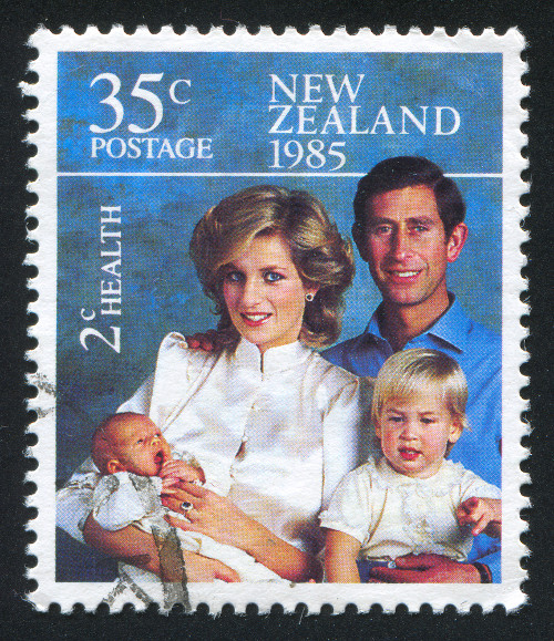 Selo impresso na Nova Zelândia mostra a princesa Diana e os príncipes Charles, William e Harry, em 1985. [2]