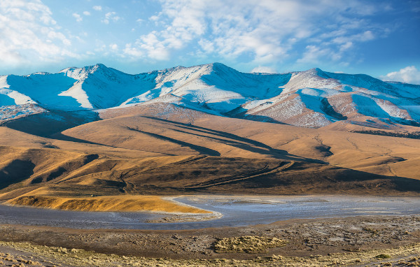  Estepe e montanhas no Cazaquistão, na Ásia Central.