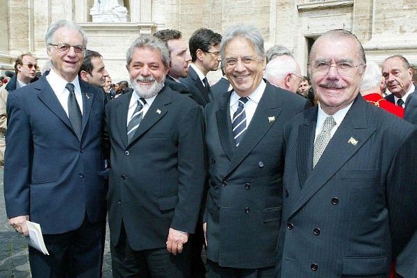 Os ex-presidentes brasileiros Itamar Franco, Luiz Inácio Lula da Silva, Fernando Henrique Cardoso e José Sarney.[1]