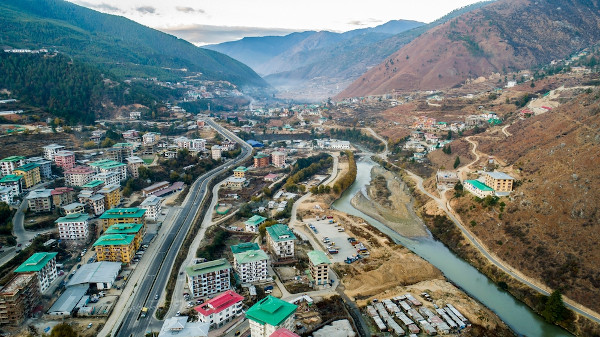  Vista parcial de Thimphu, capital e maior cidade do Butão.