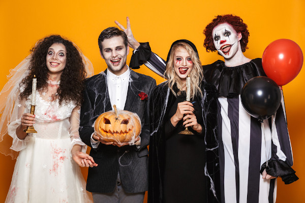 Quatro pessoas fantasiadas com algumas das principais fantasias de Halloween.