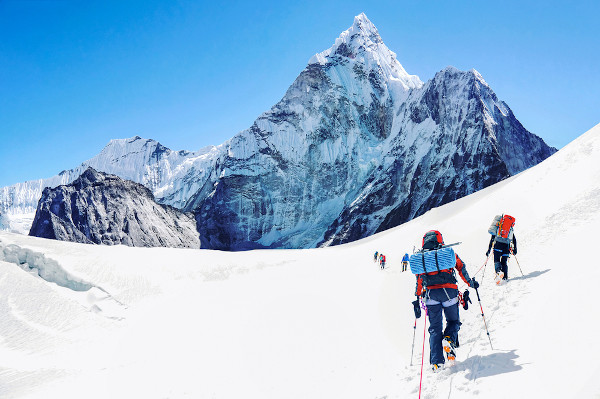 Alpinistas em direção ao monte Everest