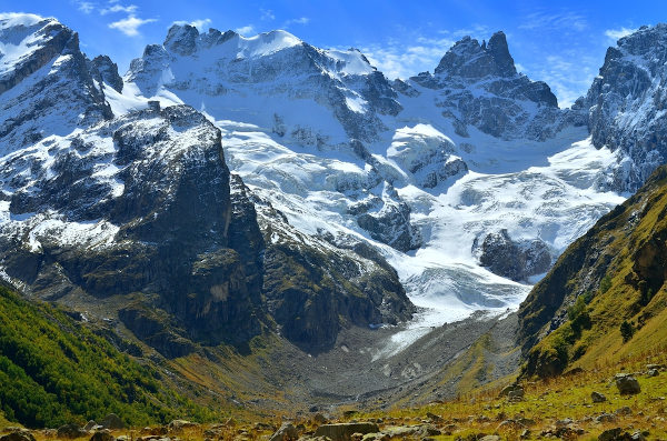 Cordilheira do Cáucaso, região de ocorrência do clima frio de montanha, um dos vários climas do mundo.