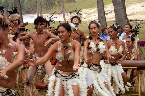 Apresentação de dança com roupas típicas da cultura rapanui. [1]